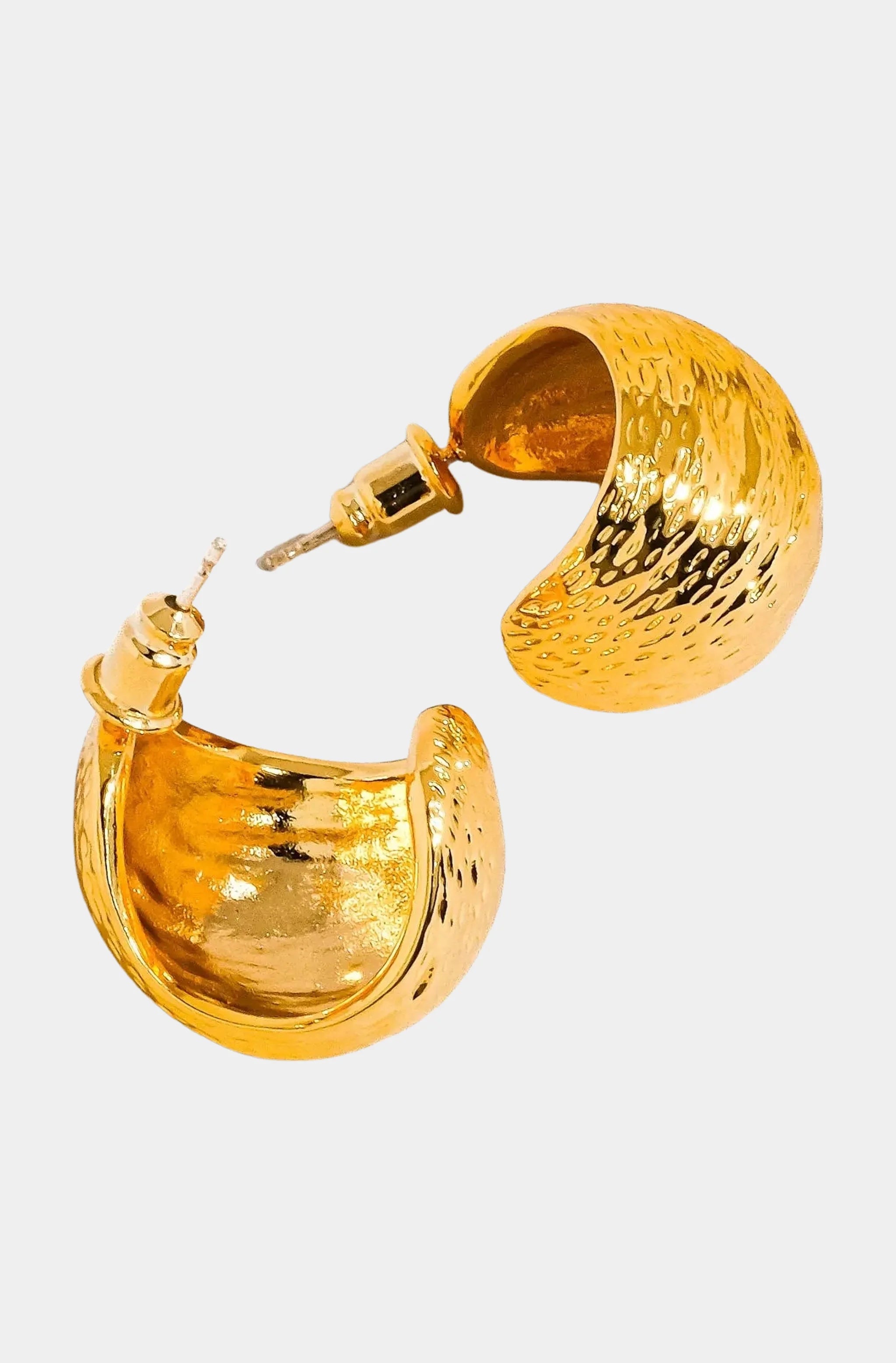 Zélie Textured Huggie Earring