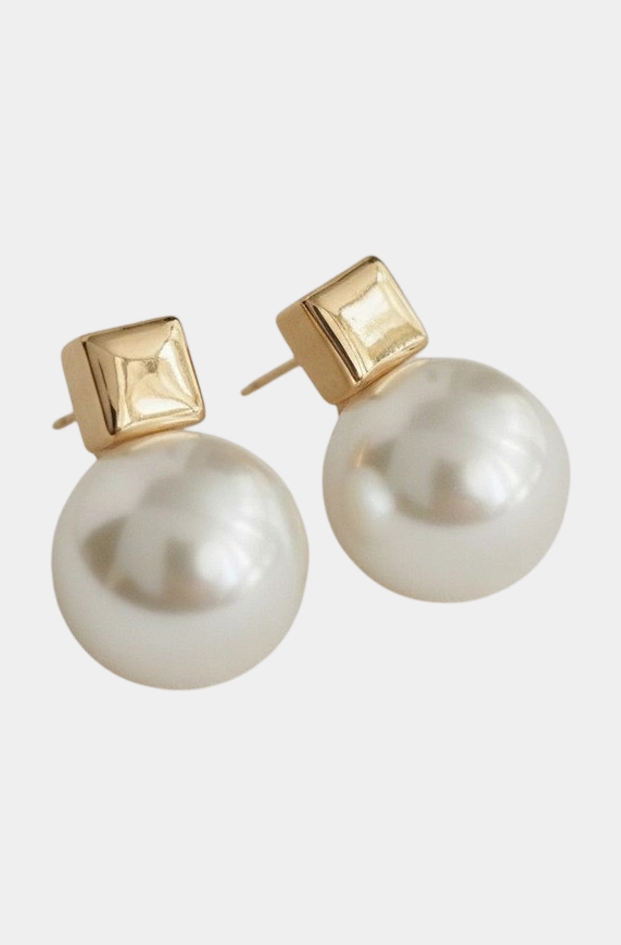 Chic High-Gloss Pearl Stud Earrings